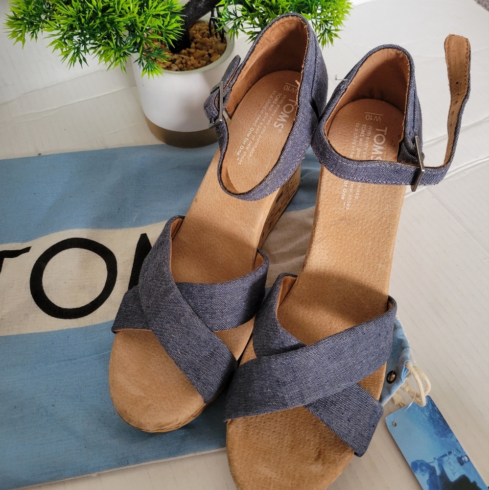 Authentic TOMS high quality heel sandals  👡   canvas these comes with dust bag
